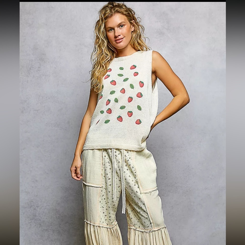 Last One-POL Strawberry Print Sleeveless Top - Picture 4 of 5